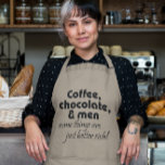 Avental Mulheres engraçadas aprisionando café presentes de<br><div class="desc">Mulheres engraçadas café chocolate dá humor avental. Café,  chocolate,  e homens algumas coisas são muito mais ricas! Trendy e moderno roteiro de tipografia negra é um presente minimalista para ela.</div>