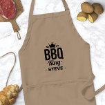 Avental Nome do Rei do CHURRASCO Personalizado APron para<br><div class="desc">Nome do Rei do CHURRASCO Personalizado APron Para Homens. Aroma de grelhamento do churrasco barão engraçado para homens. Personalize este design personalizado com seu próprio nome ou texto.</div>