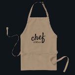 Avental Nome Personalizado do Tipo Moderno de Script de Ch<br><div class="desc">Gênio culinário,  comida extraordinário,  um capricho na cozinha. Personalize seu próprio Chef Apron e encoraje esses talentos culinários. Personalize este design moderno com um script do Chef correspondente à tipografia clássica do nome.

Que tal dar esses pombos na sua próxima competição de recompensa como presentes ou reunião de churrasco.</div>