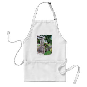 Avental Rosas em uma Cerca de Estacas Desgastada