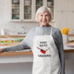 Avental Sassy Saucy Chef Personalizado Sauce Pan Apron<br><div class="desc">Este avental é perfeito para aquele amigo ou membro da família que adiciona um traço de sass ao seu molho. Personalize com qualquer nome,  título ou apelido para um presente especial.</div>