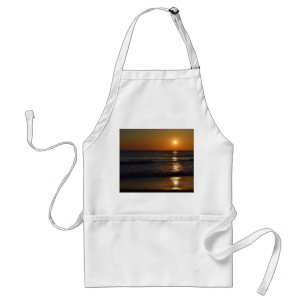 Avental Sunrise na praia por Shirley Taylor
