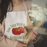 Avental Vida de jardinagem<br><div class="desc">Sow Feed Weed Colheita texto sobre tomate recentemente colhido e texto de Gardening Life. Use como você trabalha no jardim.</div>