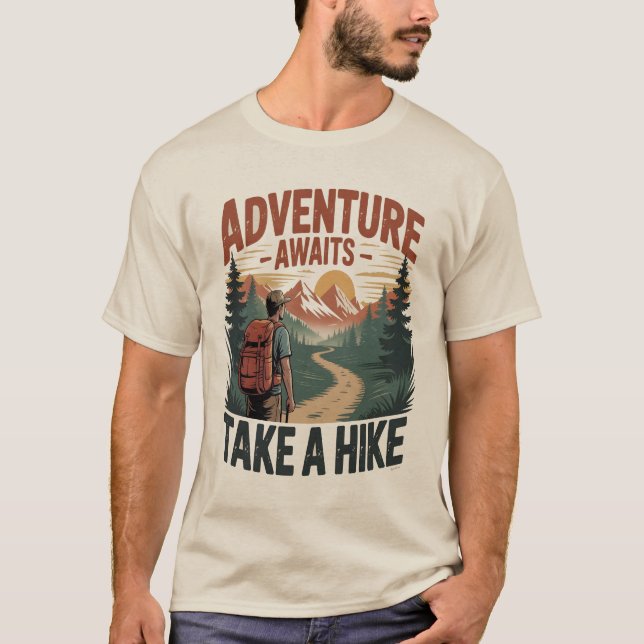 Aventura Aguarda Uma Camiseta Hike (Frente)