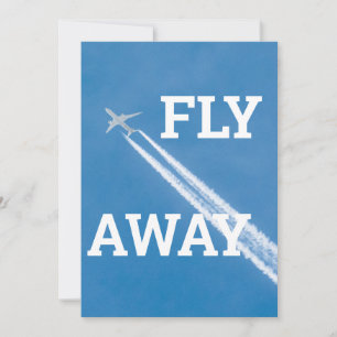 Avião voa no céu azul