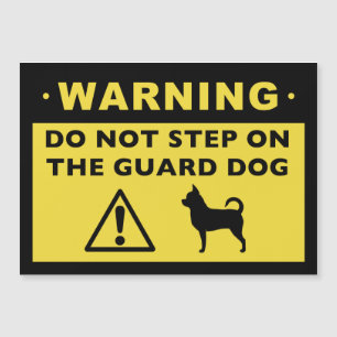 Aviso cómico do cão de guarda da chihuahua