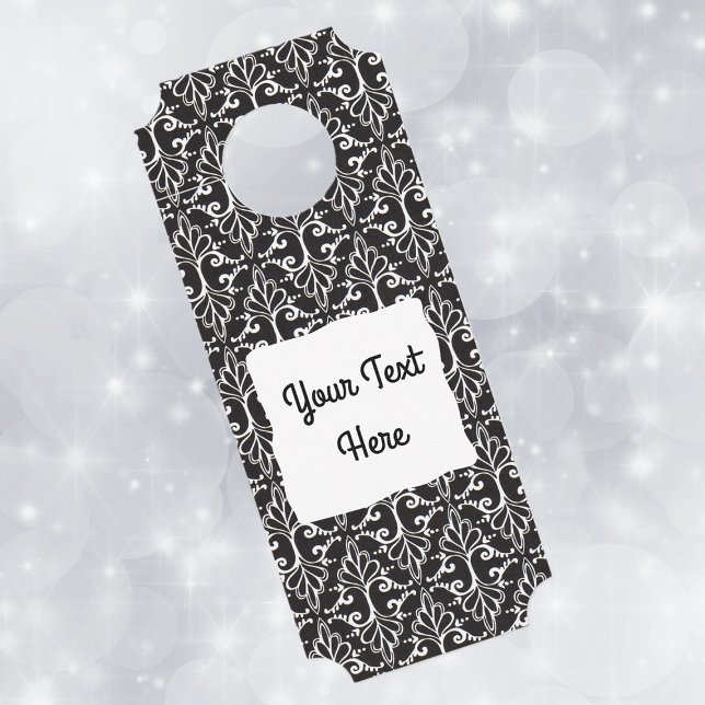 Aviso De Porta Design preto-e-branco-preto com rolagem rolante (Elegant damask pattern in black and white with fancy white scrolls on paper door hanger.)