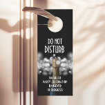 Aviso De Porta Despedida de solteiro Não Incomodar Champanhe<br><div class="desc">NÃO PERTURBAR - A ressaca de solteiro em andamento! é um divertido cabide de porta para dar aos seus convidados. Uma garrafa de champanhe em bokeh iluminou um fundo preto. Divertido para qualquer celebração,  apenas mude a redação. CORRESPONDENDO a itens na nossa loja.</div>
