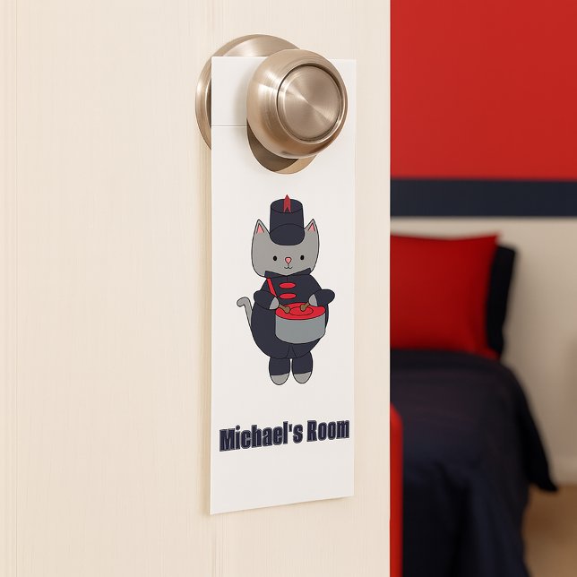 Aviso De Porta Drum Cat Marching Band Navy Blue Red Personalize (A door hanger featuring a cat playing the drums in a navy blue & red marching band uniform.)
