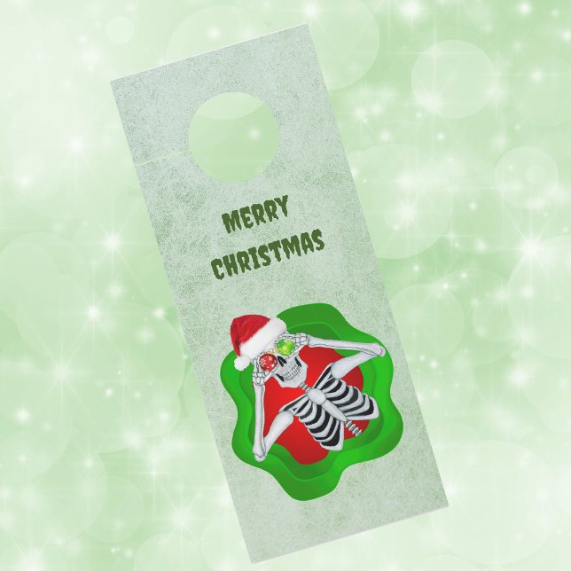 Aviso De Porta Esqueleto de Natal assustador no Olho de Ornamento (Creepy Christmas skeleton ornament eyes in splatter shape on green paper door knob hanger.)