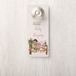 Aviso De Porta Jardim Floresta Natureza Bebê Dormindo Rosas Cama