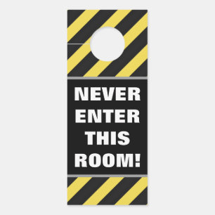 Aviso De Porta "NUNCA ENTRE NESTA SALA!" + Fitas Pretas/Amarelas
