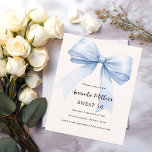 Azul arco bege elegante Sweet 16 convite<br><div class="desc">Um bege macio,  fundo colorido creme,  decorado com um grande arco azul claro. Personalize e adicione um nome e detalhes da parte. 1 folha = 1 convite impresso de borda a borda.</div>