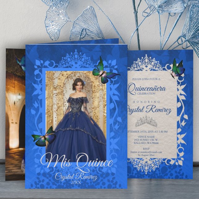 Azul, Borboletas Verdes Quinceanera Convite (Folded elegant royal blue quinceanera invitation with ornate photo frame with butterflies, vines)