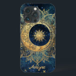 Azul Celestial Dourado Sol Moon Mandala Personaliz<br><div class="desc">Caso Personalizado Blue Celestial Dourado Sun Moon Mandala iPhone 13 Adicione seu nome ou o nome da pessoa que você está dando a esta linda capa de telefone! Este marinho azul-de-design, de cor-de-água de fundo apresenta uma mandala de ouro metálica em forma de um sol de flor com um pequeno...</div>