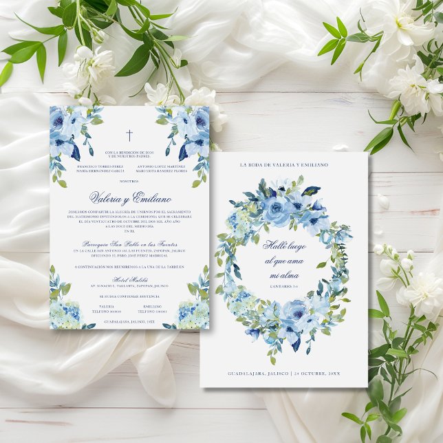 Azul Convite de Casamento Católico Formal (Invitación de boda católica en español con flores azules y cruz cristiana.)