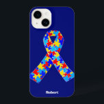 Azul de Fita de Consciência do Autismo Personaliza<br><div class="desc">Caso do iPhone 14 da faixa de reconhecimento do Autismo personalizado para amigos ou familiares autistas. Uma legal mãe do autismo ou presente de pai que pode ser personalizado com qualquer texto abaixo da fita quebra-cabeça de azul,  amarelo e vermelho. Um orgulho nebuloso da Síndrome de Asperger.</div>