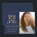 Azul-marinho Dourado 50 parece bom aniversário de<br><div class="desc">Fazer 50 parece um bom convite de aniversário de fotos. Marinho de efeito ouro e design de texto de script moderno. Parte de uma coleção.</div>