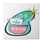 Azulejo Cerâmico de Design de Cookware Atômica<br><div class="desc">Este Azulejo de cerâmica de Design de Cookware Atômico vai dizer, "Uau, que grande lanche de lojas!" O bumerangue moderno de meio século com uma forte explosão amarela atua como fundo para estes pratos de cozinha perfeitamente naturais. Uma caneca de café de restaurante jadeíta, um prato de casserol de cor...</div>