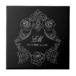 Azulejo cerâmico do logotipo vitoriano preto<br><div class="desc">Esta design faz parte de uma suíte de convites para casamento rococó desenhada com ilustrações de ornamento barroco botânico. Nesta coleção você encontrará monogramas românticos da crista,  coroas botânicas e fontes caligráficas inspiradas vitorianas. Espero que este antigo design clássico sirva para celebrar um casamento elegante e sofisticado.</div>