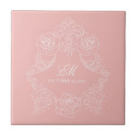Azulejo Cerâmico do Monograma Vitoriano Rosa<br><div class="desc">Esta design faz parte de uma suíte de convites para casamento rococó desenhada com ilustrações de ornamento barroco botânico. Nesta coleção você encontrará monogramas românticos da crista,  coroas botânicas e fontes caligráficas inspiradas vitorianas. Espero que este antigo design clássico sirva para celebrar um casamento elegante e sofisticado.</div>