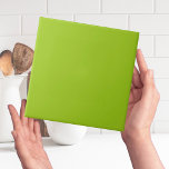 Azulejo comum de cor sólida verde Chartreuse<br><div class="desc">Este simples, minimalista e moderno é um design de azulejo de cor simples e sólida que irá com qualquer esquema. Você poderia usá-lo como um azulejo de parede como um realce ou uma parede inteira para um backsplash na sua cozinha, banheiro ou sala de lama ou para substituir azulejos de...</div>
