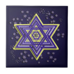 Azulejo da estrela de David<br><div class="desc">Este azulejo bonito caracteriza um Magen David intrincada tecido nas matiz de azul e de amarelo,  em um campo de estrelas menores. Fundo azul escuro.</div>