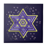 Azulejo da estrela de David<br><div class="desc">Este azulejo bonito caracteriza um Magen David intrincada tecido nas matiz de azul e de amarelo, em um campo de estrelas menores. Fundo azul escuro.</div>