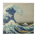 Azulejo De Cerâmica A grande onda fora de Kanagawa<br><div class="desc">O grande azulejo da onda. A grande onda fora de Kanagawa, igualmente conhecido como a grande onda ou simplesmente a onda, é um impressão do woodblock pelo artista japonês Katsushika Hokusai. Exemplo da arte do ukiyo-e, foi publicada algum dia entre 1830 e 1833 como o primeiro nas séries de Hokusai...</div>