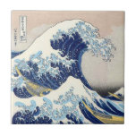 Azulejo De Cerâmica A grande onda fora de Kanagawa<br><div class="desc">A grande onda fora de Kanagawa (nami-ura de Kanagawa-oki do 神奈川沖浪裏, "sob uma onda fora de Kanagawa"), a.k.a. "a grande onda" ou simplesmente "a onda", são um impressão do woodblock pelo artista japonês, Hokusai. Um exemplo da arte do ukiyo-e, foi publicado algum dia entre 1830 e 1833 (durante o período...</div>