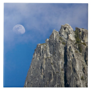Azulejo De Cerâmica A lua nasce e brilha através das nuvens