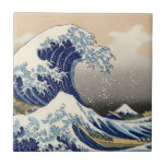 Azulejo De Cerâmica A onda do Excelente de Kanagawa Hokusai<br><div class="desc">O Excelente Wave de Kanagawa,  por Hokusai. Bela obra-prima de uma Onda de Excelente,  uma das mais famosas pinturas de arte de todos os tempos. Disponível em muitas ideias de presentes de alta qualidade e roupa artístico.</div>