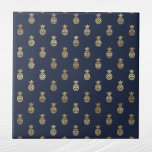 Azulejo De Cerâmica Abacaxi Azul Dourado Elegante<br><div class="desc">azulejo azul marinho com abacaxi dourado. O código hexadecimal para azul marinho é #202A44.</div>