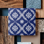 Azulejo De Cerâmica Abstrato de Elegante Geométrico Simples Azul<br><div class="desc">Esse azulejo cerâmico Elegante Geométrico Simples Azul apresenta um padrão elegante que traz um toque refinado a qualquer decoração domiciliar. Apresentando intrincados motivos de folhas e flores, esse azulejo captura uma estética sofisticada com sua mistura harmoniosa de delicados elementos florais e formas geométricas. Os pequenos designs brancos colocados contra um...</div>