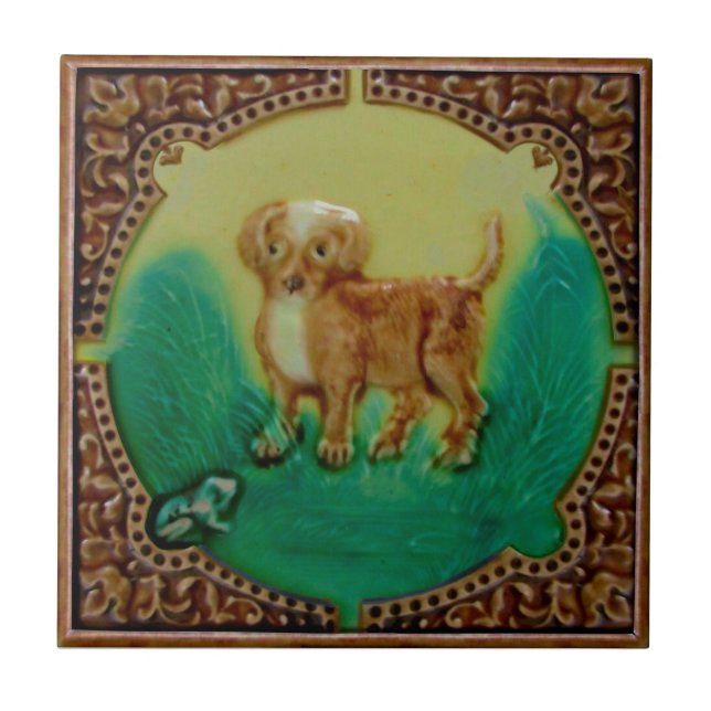Azulejo De Cerâmica Alivio de Repro Faux de Sapo e Puppy Adorável (Frente)