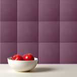 Azulejo De Cerâmica Amaranth púrpura poeirada de cor sólida<br><div class="desc">Design de Amaranth,  roxo e poeirento,  de cor sólida.</div>