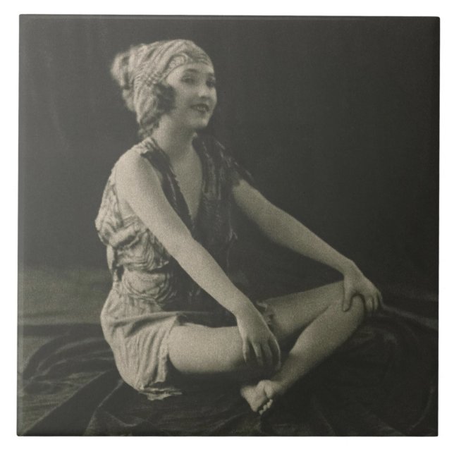 Azulejo De Cerâmica Ame uma pobre garota de barriga sentada entre pern (Frente)