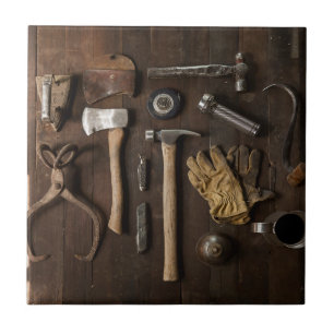 Azulejo De Cerâmica Antigas Ferramentas no Fundo da Madeira Título Cer