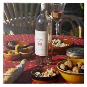 Azulejo De Cerâmica Aperitivo e aperitivos preparados: pão, azeitonas,