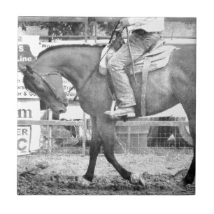Azulejo De Cerâmica Aquecimento do cavalo do rodeio preto e branco