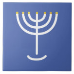 Azulejo De Cerâmica Azul Dourado branco Menorah<br><div class="desc">Azulejo azul branco de ouro Menorah. Personalize adicionando seu próprio nome. Para fazer deste seu próprio design 'Clique para personalizar mais' ... ou 'Transferir este design' para impressão o mesmo design em um produto diferente. De onde vem o Menorah? Ela vem da Bíblia, no livro de Êxodo, no capítulo 25...</div>