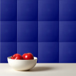 Azulejo De Cerâmica Azul profundo sólido<br><div class="desc">Design azul de cor sólida.</div>