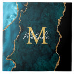 Azulejo De Cerâmica Azul Teal e Agato Marble Dourado<br><div class="desc">Este azulejo apresenta um fundo de mármore elegante e glamouroso com detalhes geodésicos de gemstone e sotaques dourados falsos. O monograma combina o guião manuscrito e as fontes sans serif modernas para um aspecto elegante e sofisticado. Isso fará o presente ideal, pois ele pode ser personalizado com um nome e...</div>