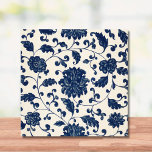 Azulejo De Cerâmica Azul Vintage   Padrão de Chinoiserie Branco Floral<br><div class="desc">Este adorável azulejo cerâmico azul e branco (creme) apresenta um padrão botânico vintage Chinoiserie inspirado na Ásia,  de flores,  vinhas e folhas giratórias. Um toque elegante e original para a sua cozinha,  banheiro ou outro espaço marcado. Também faz um excelente trivet.</div>