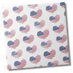 Azulejo De Cerâmica Bandeira Patriótica Americana Custa<br><div class="desc">Pequeno azulejo de cerâmica Bastante Patriótico Americano Bandeira Rústica Rústica de Bandeira Americana. Apresenta um padrão de corações rústicos ou angustiados com a bandeira americana para compor uma divertida imagem vermelha, branca e azul! Quer queiras usar este azulejo como uma pequena porta copos ou trivit para uma bebida ou prato......</div>