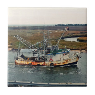 Azulejo De Cerâmica Barco de pesca enferrujado Água azul em Marsh