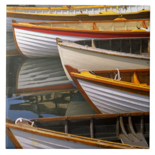 Azulejo De Cerâmica Barcos de cores brilhantes no Wooden Boat Center