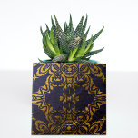 Azulejo De Cerâmica Barroco Clássico Real Azul E Dourado Elegante<br><div class="desc">Design de azulejo decorativo elegante com ornamentos barrocos de ouro sobre fundo azul escuro.</div>