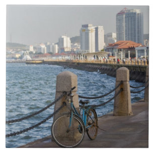 Azulejo De Cerâmica Bicicleta na orla com a silhueta da cidade de Yant