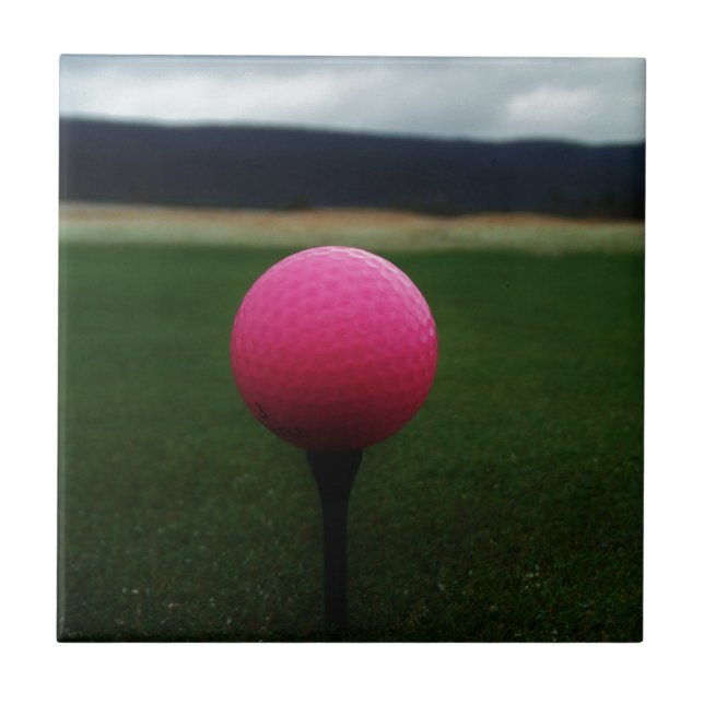 Azulejo De Cerâmica Bola de Golfe Rosa em campo de golfe na montanha (Frente)
